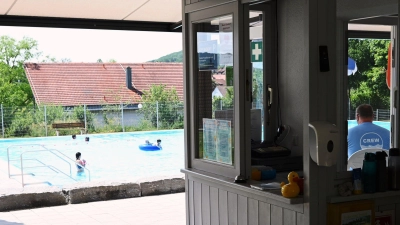 Im Weihenzeller Freibad ist es für das Personal schwierig, alleine alles im Blick zu haben. Das Kassenhäuschen (hier rechts) wird abgerissen. (Foto: Luca Paul)