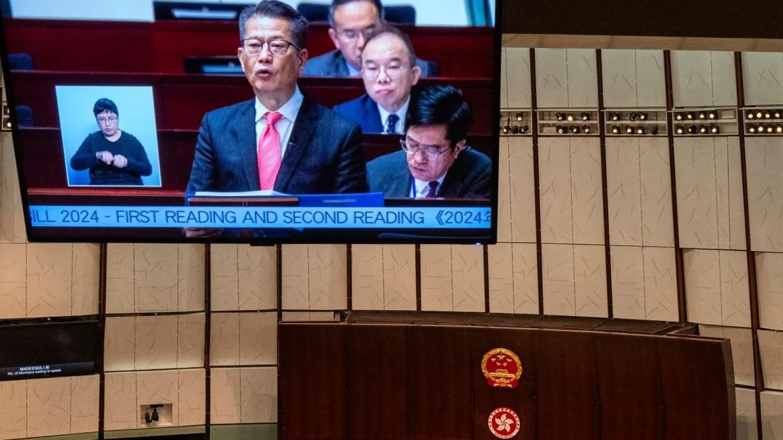 Hongkongs Finanzminister Paul Chan hält die jährliche Haushaltsrede im Legislativrat in Hongkong. Der Legislativrat verabschiedete das neue und umstrittene Sicherheitsgesetz in der chinesischen Sonderverwaltungsregion. (Foto: Louise Delmotte/AP/dpa)