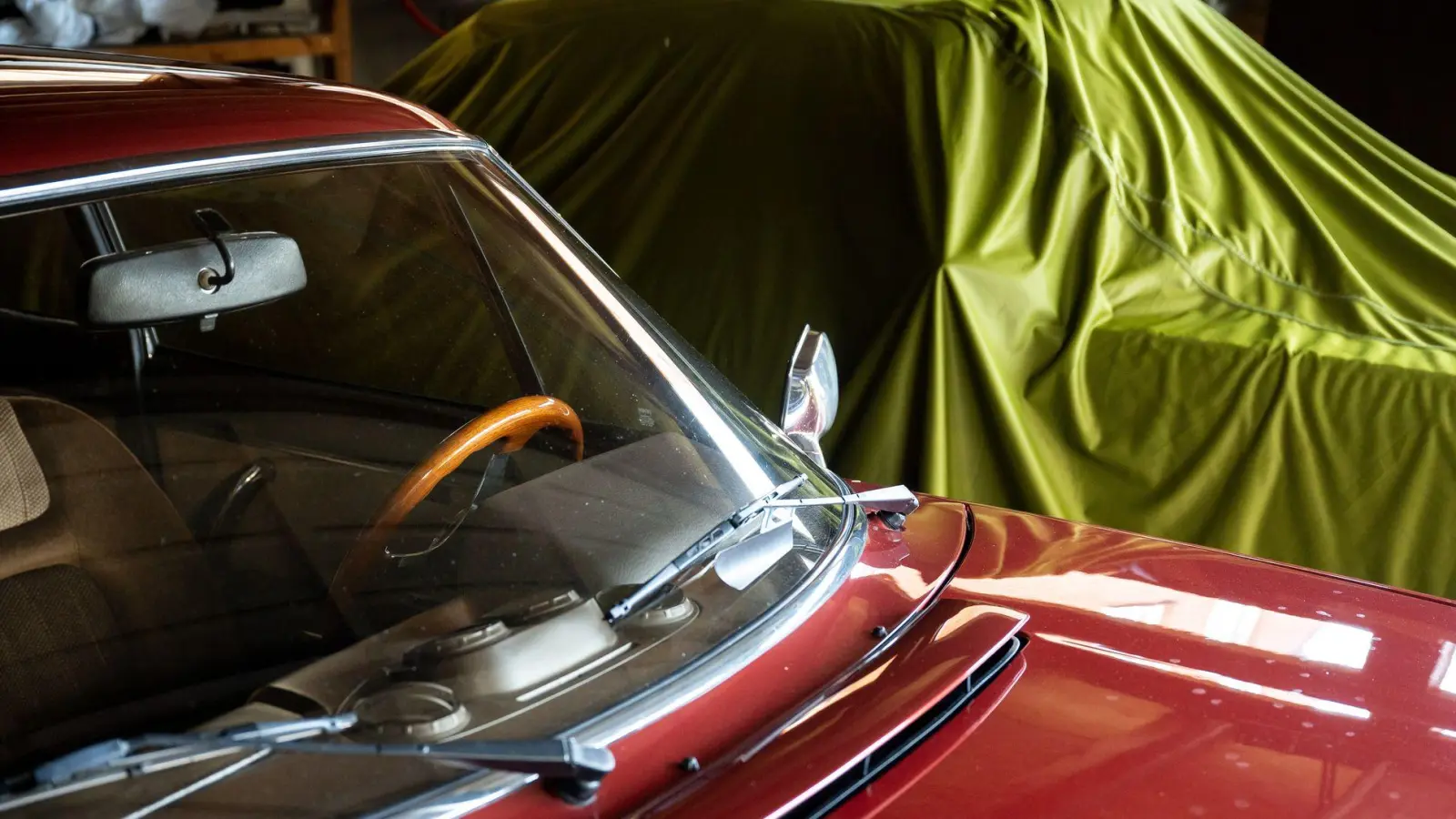 Pflege und Schutz: Gründliche Reinigung, geeignete Pflegemittel und atmungsaktive Abdeckhüllen bewahren den Oldtimer im Winter. (Foto: Benjamin Nolte/dpa-tmn)