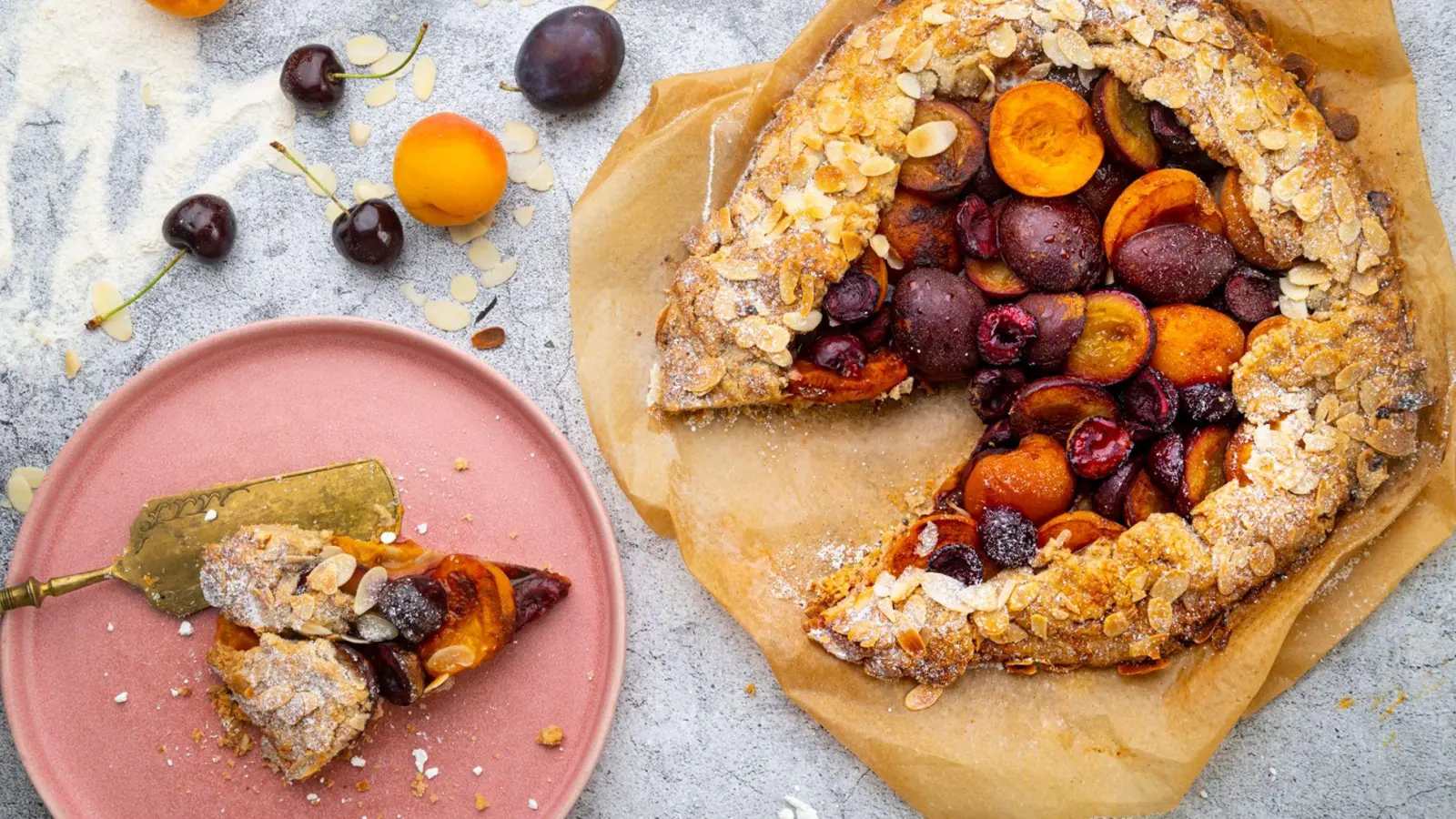 Noch nie Galette probiert? Süßes Steinobst aus Pflaumen, Aprikosen und späten Kirschen bringt den Spätsommer auf den Tisch. (Foto: Ariane Bille/BEVO/dpa-tmn)