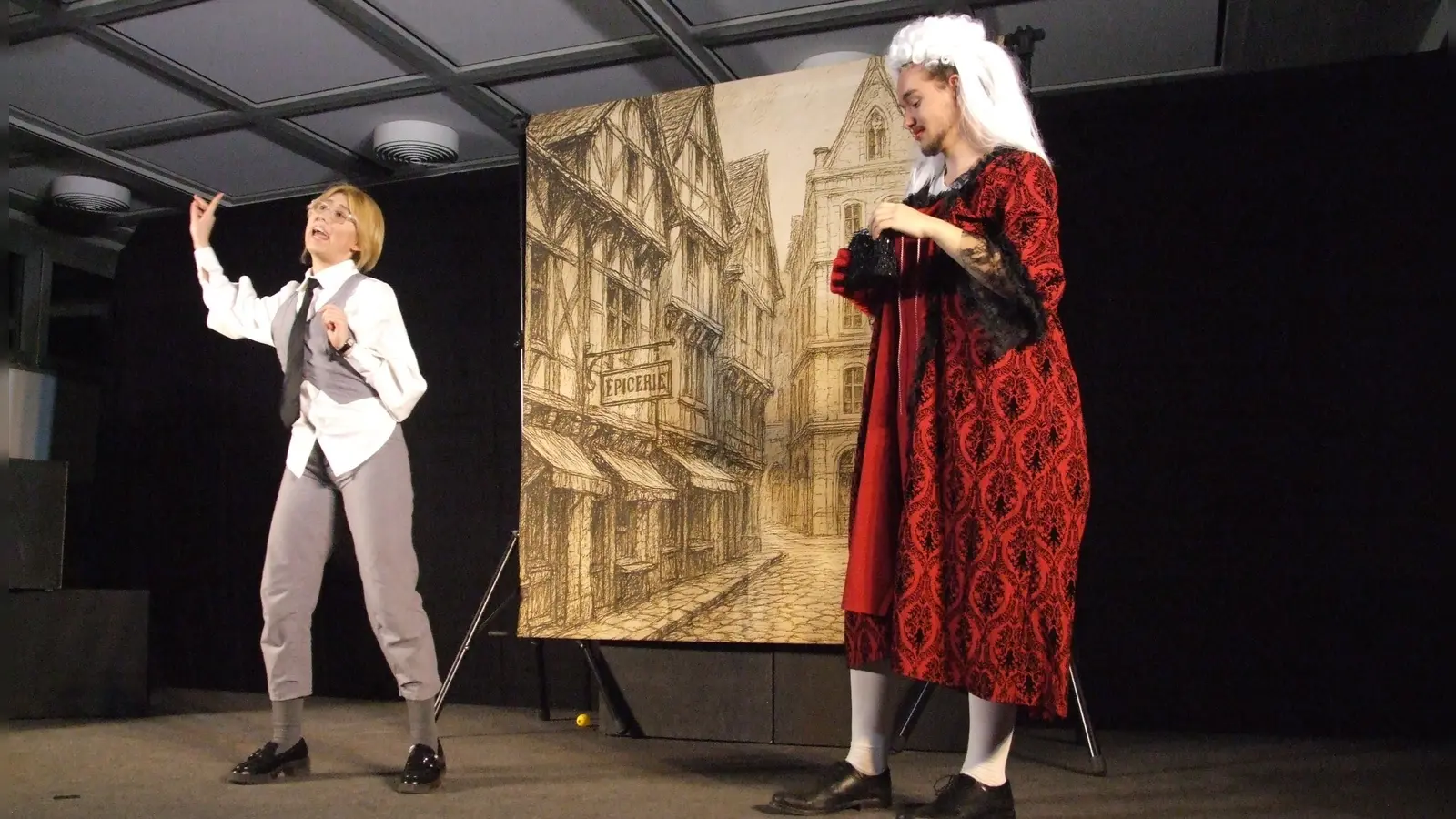 Eine Szene aus der Inszenierung „Der Herr aus der Provinz” mit (von links) Jodi Deml als Sbrigani und Paul Bauer als Herr von Pourceaugnac.  (Foto: Jasmin Kiendl)