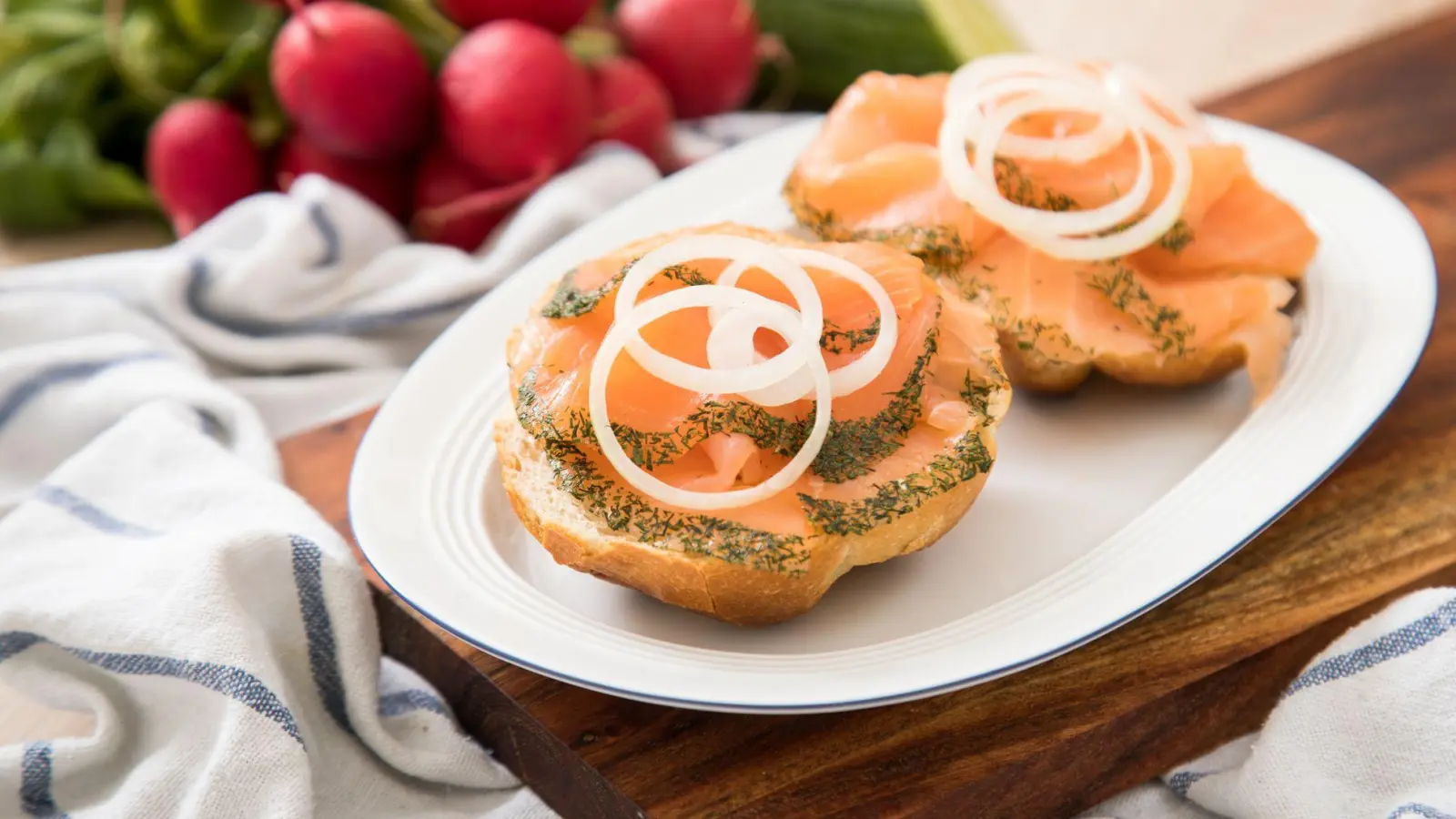 Der Eindruck täuscht: Graved Lachs wird gar nicht geräuchert, sondern ausschließlich gebeizt - das heißt mit Zucker, Salz und Gewürzen eingerieben. (Foto: Christin Klose/dpa-tmn)