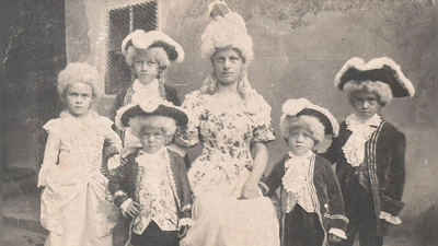 Sophie Krodel und fünf ihrer Kinder in historischen Kostümen: Das Foto wurde wohl um 1940 gemacht. Bei den Bombenangriffen auf Ansbach im Februar 1945 starb die Familie in den Trümmern. (Repro: Lara Hausleitner)