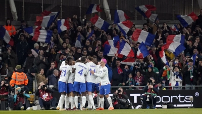 Frankreich setzte sich dank eines Tores von Benjamin Pavard (verdeckt) mit 1:0 in Irland durch. (Foto: Niall Carson/PA Wire/dpa)