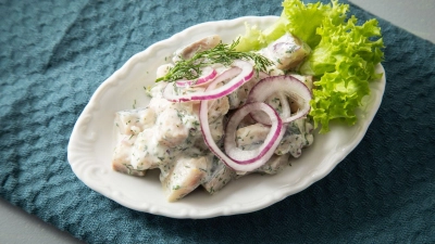 Ein Klassiker unter den Heringsgerichten: Matjes mit Zwiebeln und Sahnesoße. (Foto: Christin Klose/dpa-tmn)