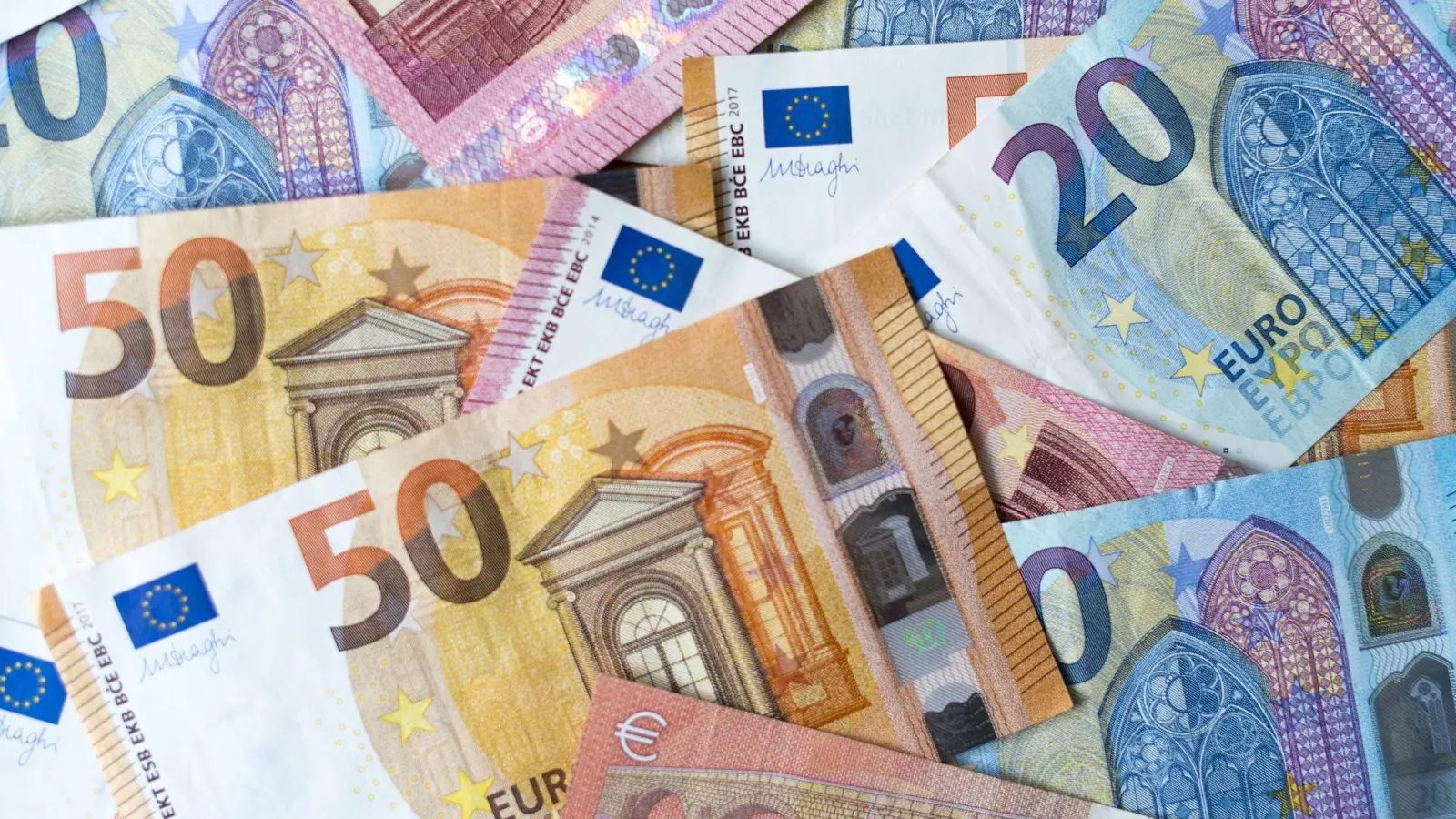 Die europäische Versicherungsaufsicht Eiopa fordert ein besseres Preis-Leistungs-Verhältnis bei Versicherungsprodukten, die von Banken mit Immobiliendarlehen, Verbraucherkrediten und Kreditkarten verkauft werden. (Foto: Monika Skolimowska/dpa-Zentralbild/dpa-tmn)
