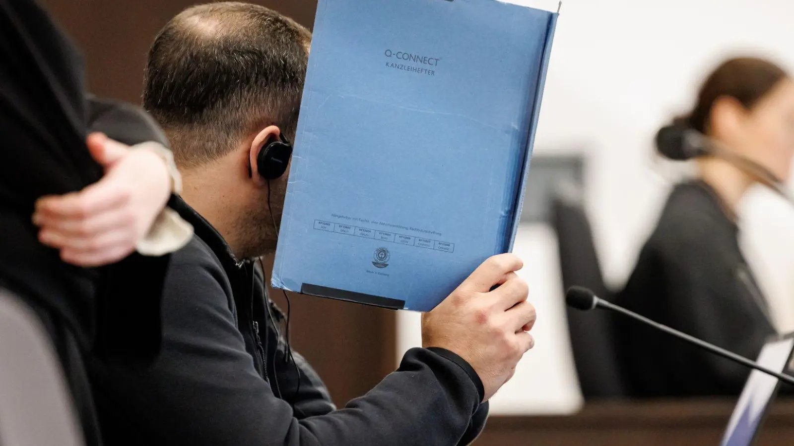 Der Mann will die lebenslange Haft für den Mordversuch an seiner Frau nicht akzeptieren. (Archivbild) (Foto: Daniel Karmann/dpa)