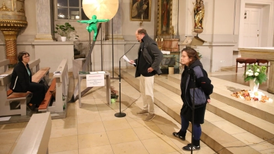 Unser Foto zeigt die Midissage in der Ludwigskirche mit der Künstlerin Kerstin Himmler, Dr. Christian Schoen und Dr. Janina Dillig (von rechts). (Foto: Alexander Biernoth)