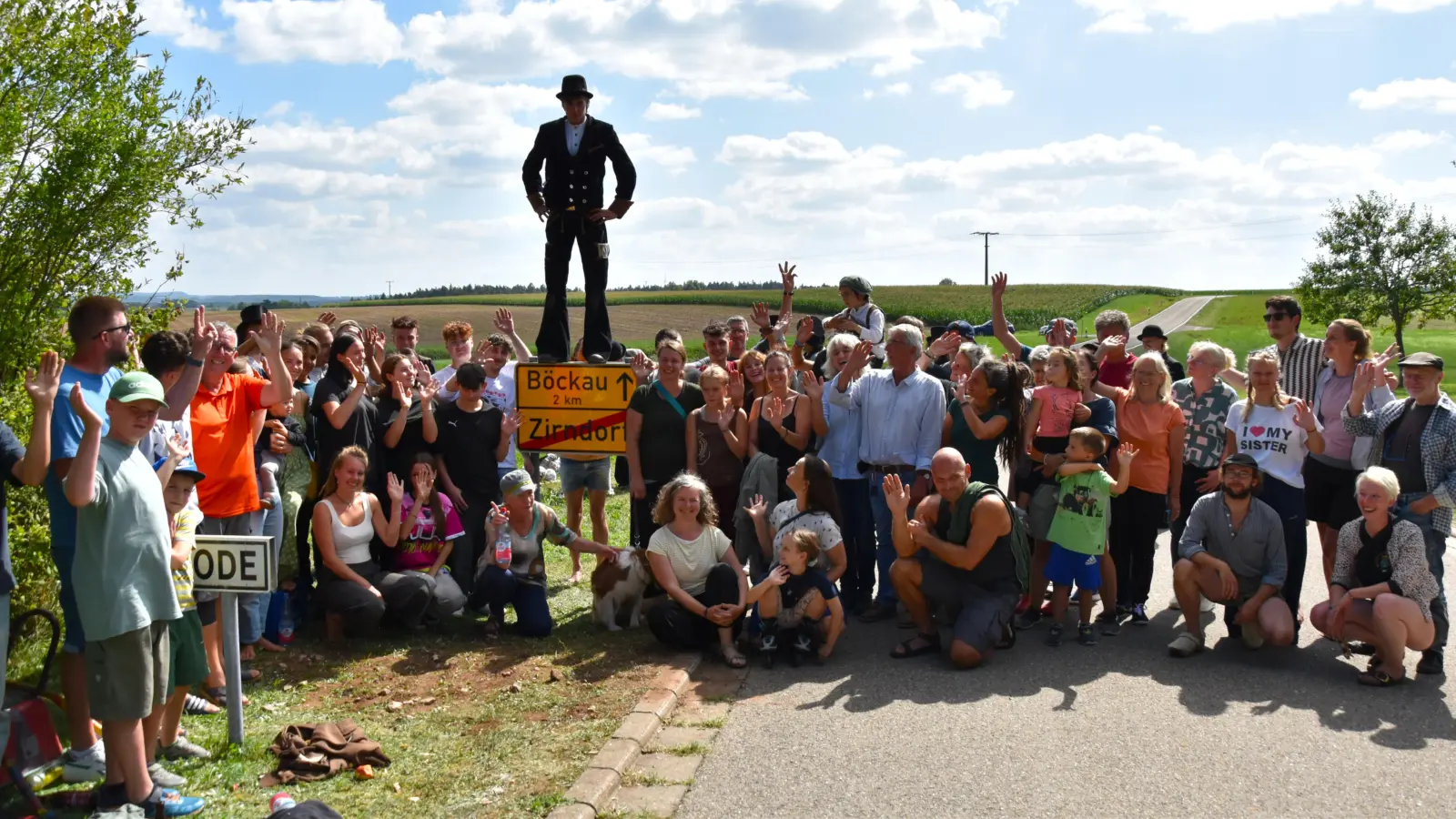 Levi Sorg verabschiedete sich auf dem Ortsschild stehend, den Blick noch zu seinem Heimatort Zirndorf hin gerichtet. (Foto: Werner Wenk)