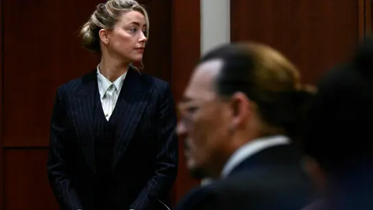 Liefern sich einen Rechtsstreit vor Gericht: Die Ex-Ehepartner Amber Heard und Johnny Depp. (Foto: Brendan Smialowski/Pool AFP/AP/dpa)