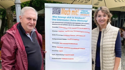Bürgermeisterin Elke Homm-Vogel und Stadtrat Siegfried Blank betreuten hier einen Stand der Freie-Wähler-Umfrage. (Foto: Freie Wähler/Michael Vogel)