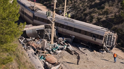 Untersuchungen nach tragischem Zugunglück im Süden Spaniens (Foto: Manu Fernandez/AP/dpa)