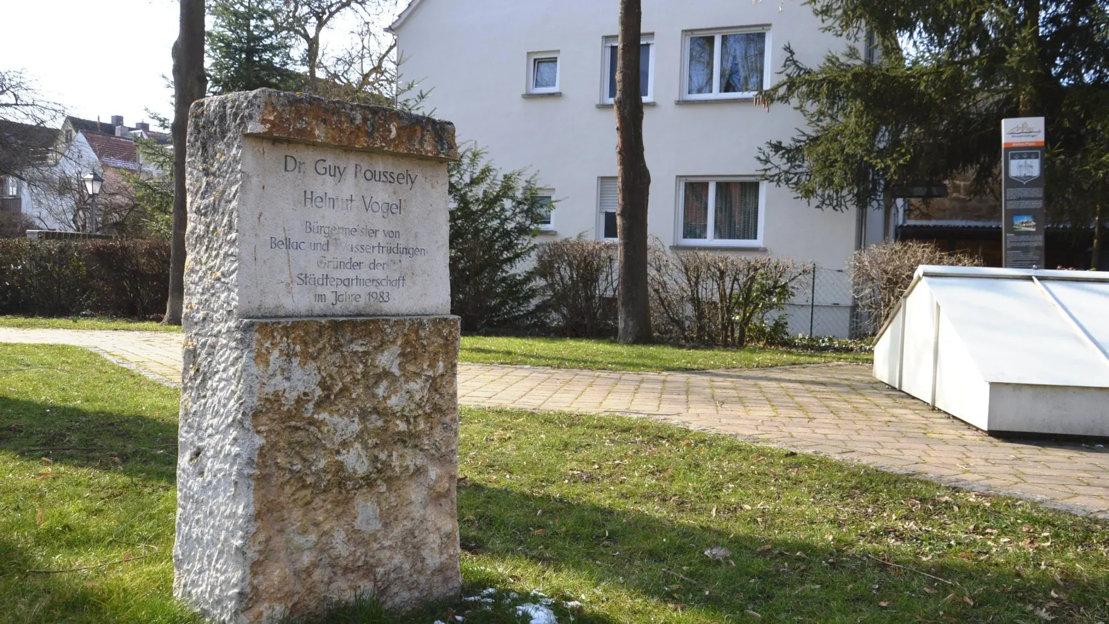 Helmut Vogel ist einer der Gründer der Wassertrüdinger Städtepartnerschaft. Daran wird auf einem Stein am Bellac-Platz erinnert. (Foto: Peter Tippl)