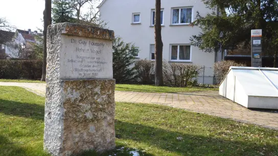 Helmut Vogel ist einer der Gründer der Wassertrüdinger Städtepartnerschaft. Daran wird auf einem Stein am Bellac-Platz erinnert. (Foto: Peter Tippl)