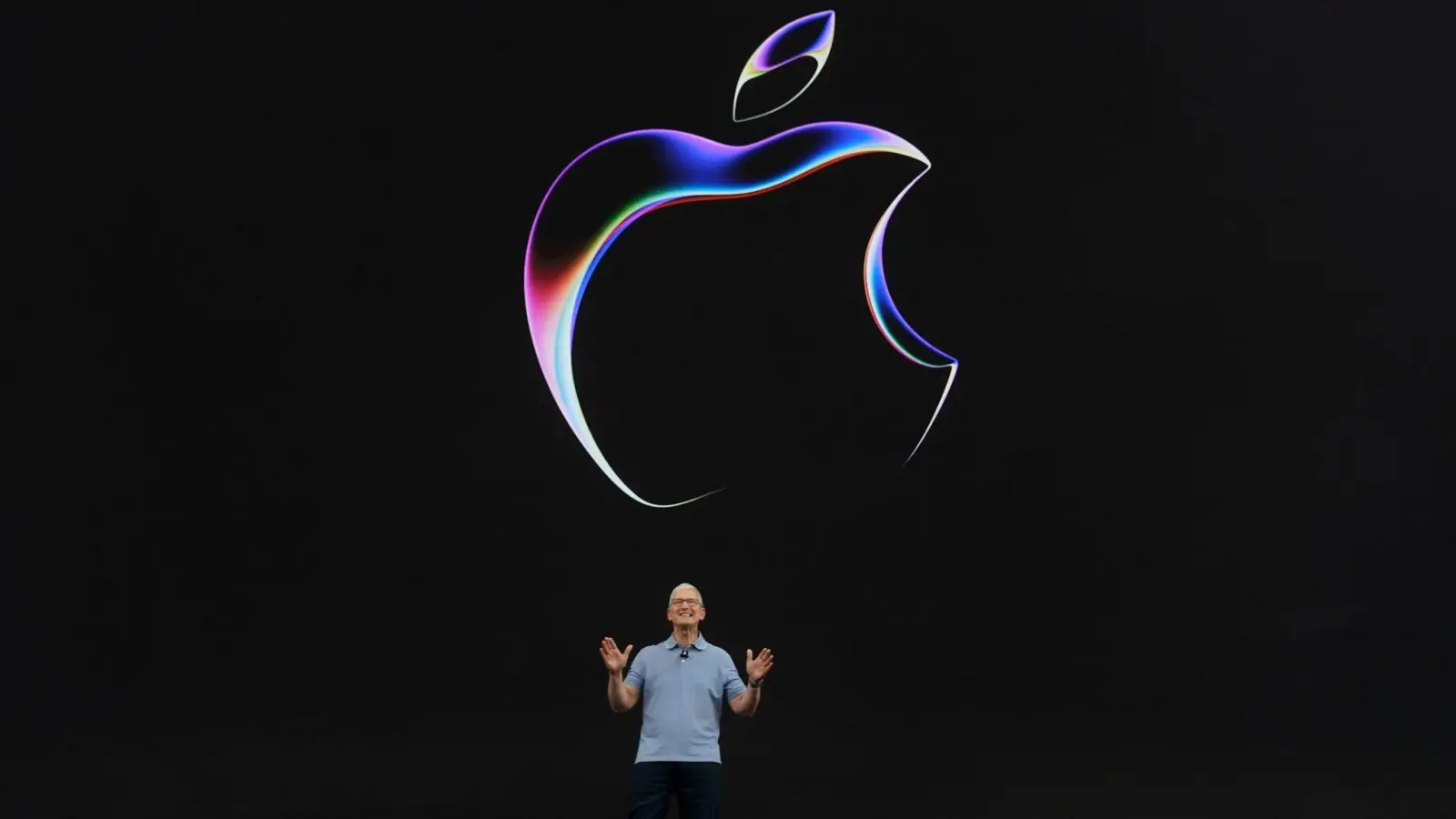 Apple-SEO Tim Cook spricht bei der Ankündigung auf dem Apple-Campus. (Foto: Jeff Chiu/AP/dpa)