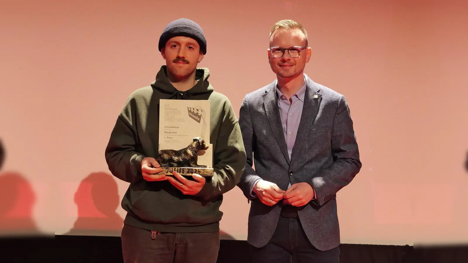 Erik Hellfeier (links) erhielt den Preis aus den Händen von Bezirkstagspräsident Peter Daniel Forster (rechts). (Foto: Jugendfilmfestival)
