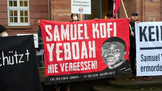 Der Asylbewerber Samuel Yeboah aus dem westafrikanischen Ghana wurde bei dem Anschlag getötet. Beim Auftakt des Prozesses 2022 machen Demonstranten darauf aufmerksam. (Foto: Thomas Frey/dpa)