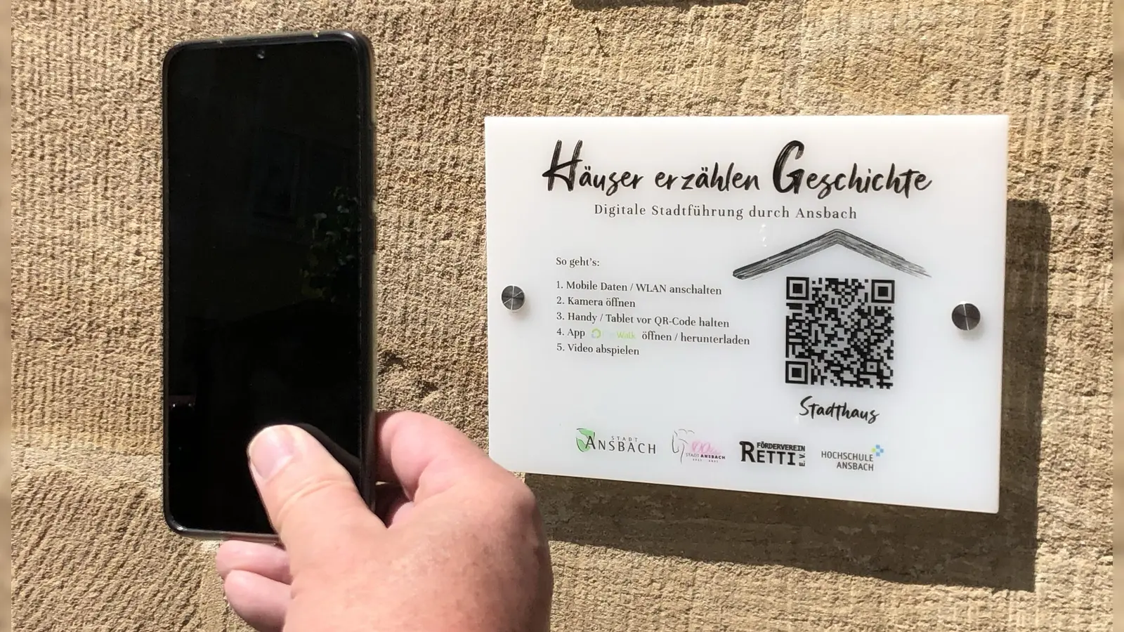 Der QR-Code auf dem Schild am Stadthaus führt nicht mehr ins Leere. Neue Codes sind angebracht und lenken den Besucher auf die neue touristische Website der Stadt. (Archivfoto: Florian Pöhlmann)