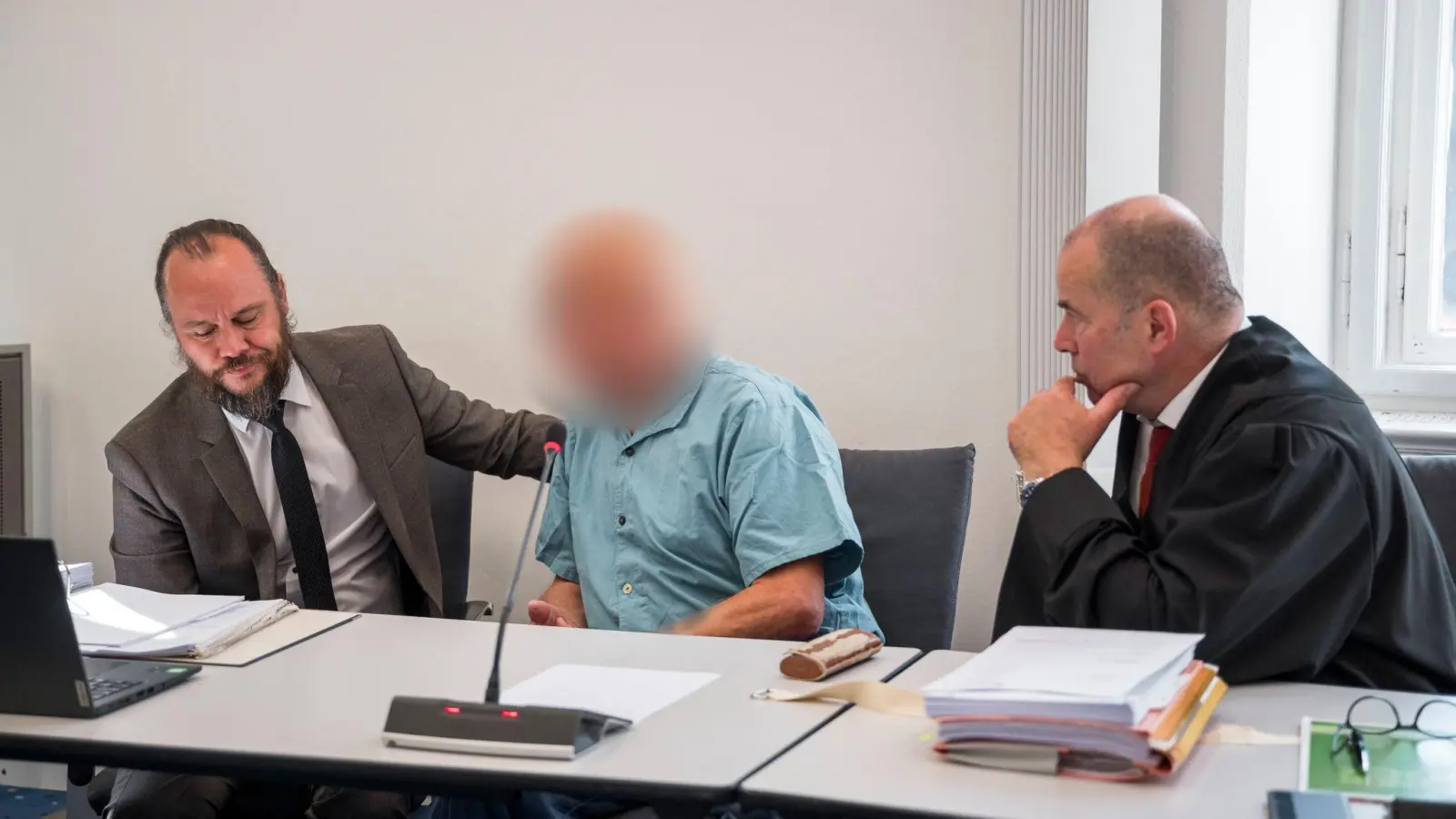 Die Verteidiger des Mannes, Christian Barthelmes (l.) und Thomas Drehsen (r.), hatten für den 74-Jährigen einen Freispruch aus Mangel an Beweisen gefordert. (Archivbild) (Foto: Daniel Vogl/dpa)