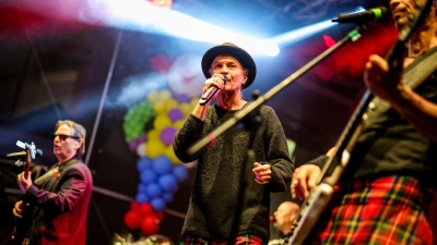 Die Kölner Band Brings sorgt selbst in Düsseldorf für Stimmung. (Archivbild) (Foto: Christoph Reichwein/dpa)