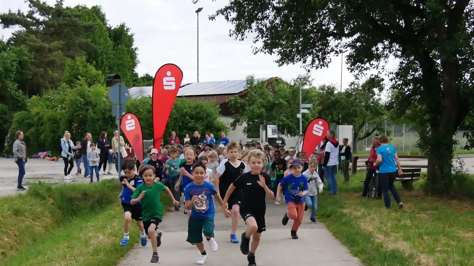 Mit viel Enthusiasmus starteten die Schülerinnen und Schüler. (Foto: Katja Huggenberger)