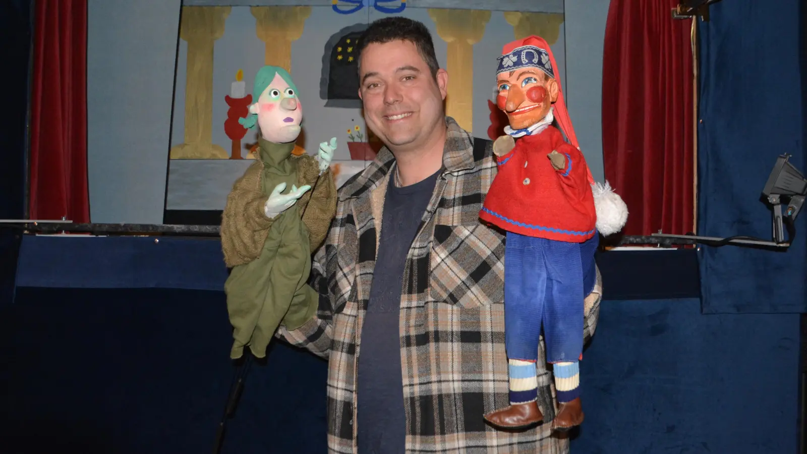 Marc Rehne betreibt mit seiner Familie das Wassertrüdinger Figurentheater. In seinen Händen hält er die Hexe Dolores und Kasper aus dem Froschkönig. Das Stück hatte vor Ostern Premiere. Am Samstag wird ein neues Stück für Erwachsene gespielt. (Foto: Peter Tippl)