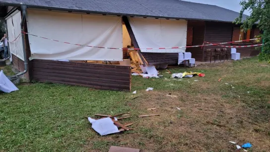 Trümmer liegen hinter der Grillhütte im südhessischen Riedstadt, wo acht Menschen teils schwer verletzt wurden. (Foto: 5vision.Media/dpa)