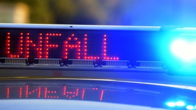 In Landshut ist ein 18-Jähriger von einem Auto erfasst und schwer verletzt worden. (Symbolbild) (Foto: Stefan Puchner/dpa)