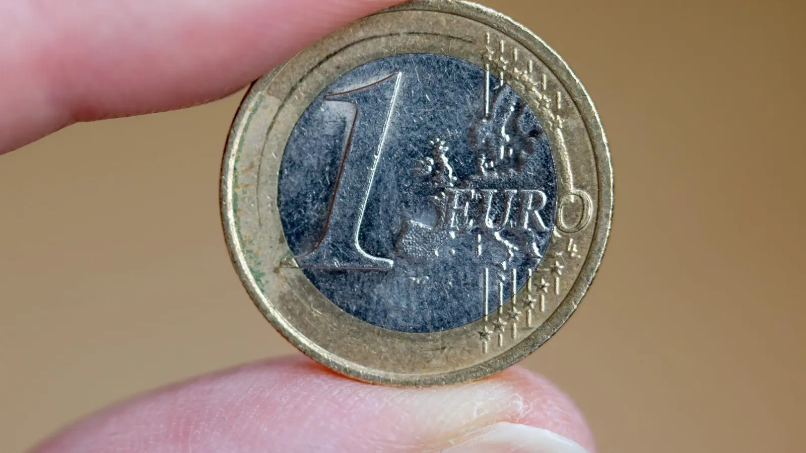 Der Euro profitiert aktuell von einer Dollar-Schwäche. Die US-Währung geriet nach der Veröffentlichung des US-Arbeitsmarktberichts für Juni unter Druck. (Foto: Daniel Karmann/dpa)