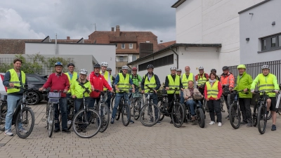 Die Stadt Feuchtwangen ist Mitglied der Arbeitsgemeinschaft Fahrradfreundliche Kommunen und strebt die Anerkennung als solche an. Vor der Aufnahme im Vorjahr begutachtete eine Bewertungskommission die hier vorhandene Rad-Infrastruktur. Das Bild zeigt die damals Teilnehmenden. (Archivfoto: Stadt Feuchtwangen/Rebecca Weber)