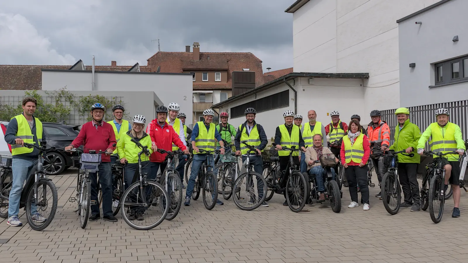 Die Stadt Feuchtwangen ist Mitglied der Arbeitsgemeinschaft Fahrradfreundliche Kommunen und strebt die Anerkennung als solche an. Vor der Aufnahme im Vorjahr begutachtete eine Bewertungskommission die hier vorhandene Rad-Infrastruktur. Das Bild zeigt die damals Teilnehmenden. (Archivfoto: Stadt Feuchtwangen/Rebecca Weber)
