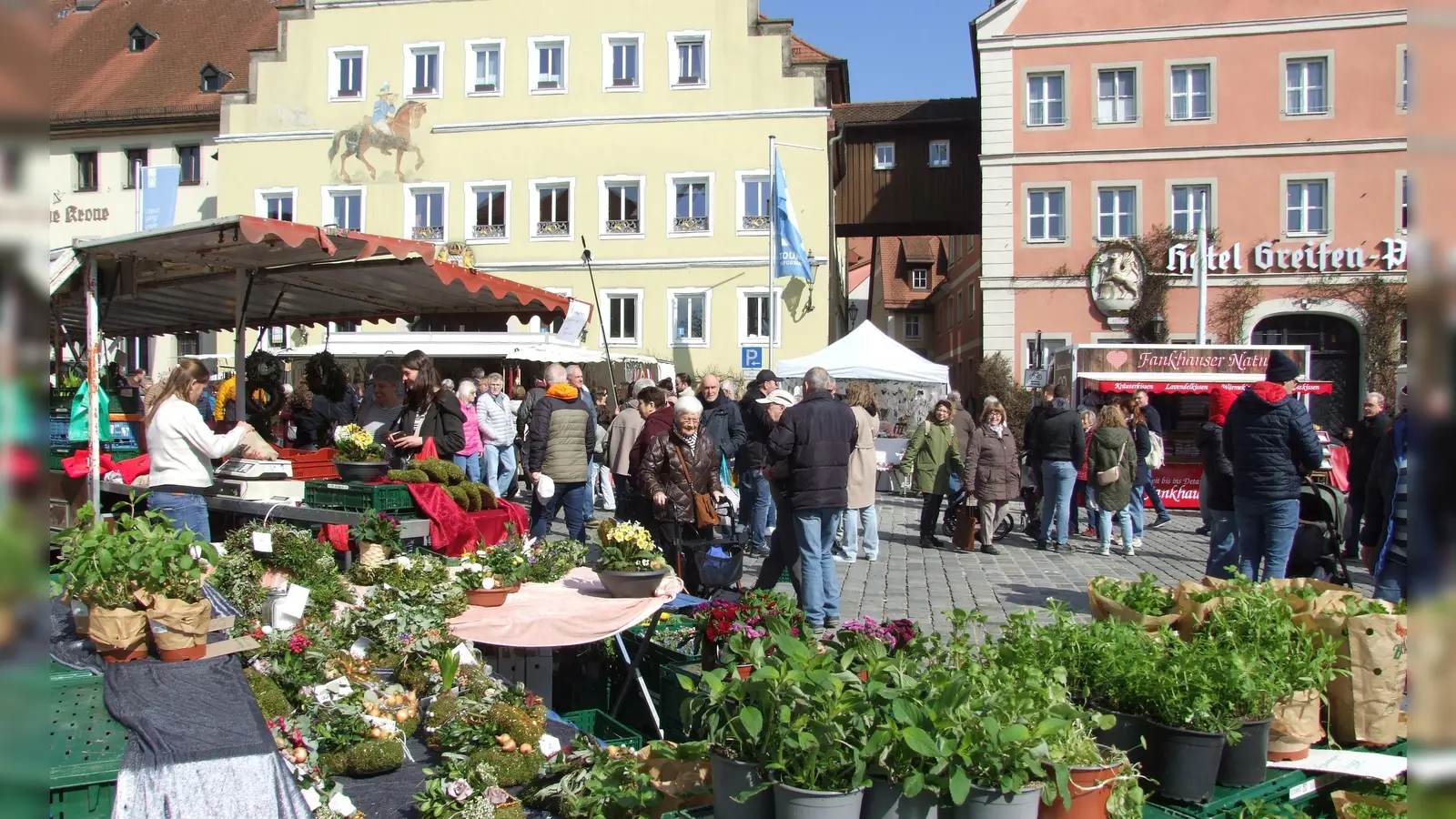 Frühjahrsmarkt in Feuchtwangen: Am frühen Sonntagnachmittag war der Marktplatz gut frequentiert. Das Angebot war abwechslungsreich. (Foto: Jasmin Kiendl)