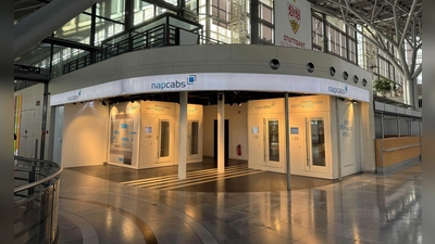 Nickerchen auf wenigen Quadratmetern: In Terminal 1 im Flughafen Stuttgart stehen nun vier Schlafkabinen für Reisende bereit. (Foto: Flughafen Stuttgart GmbH/dpa-tmn)