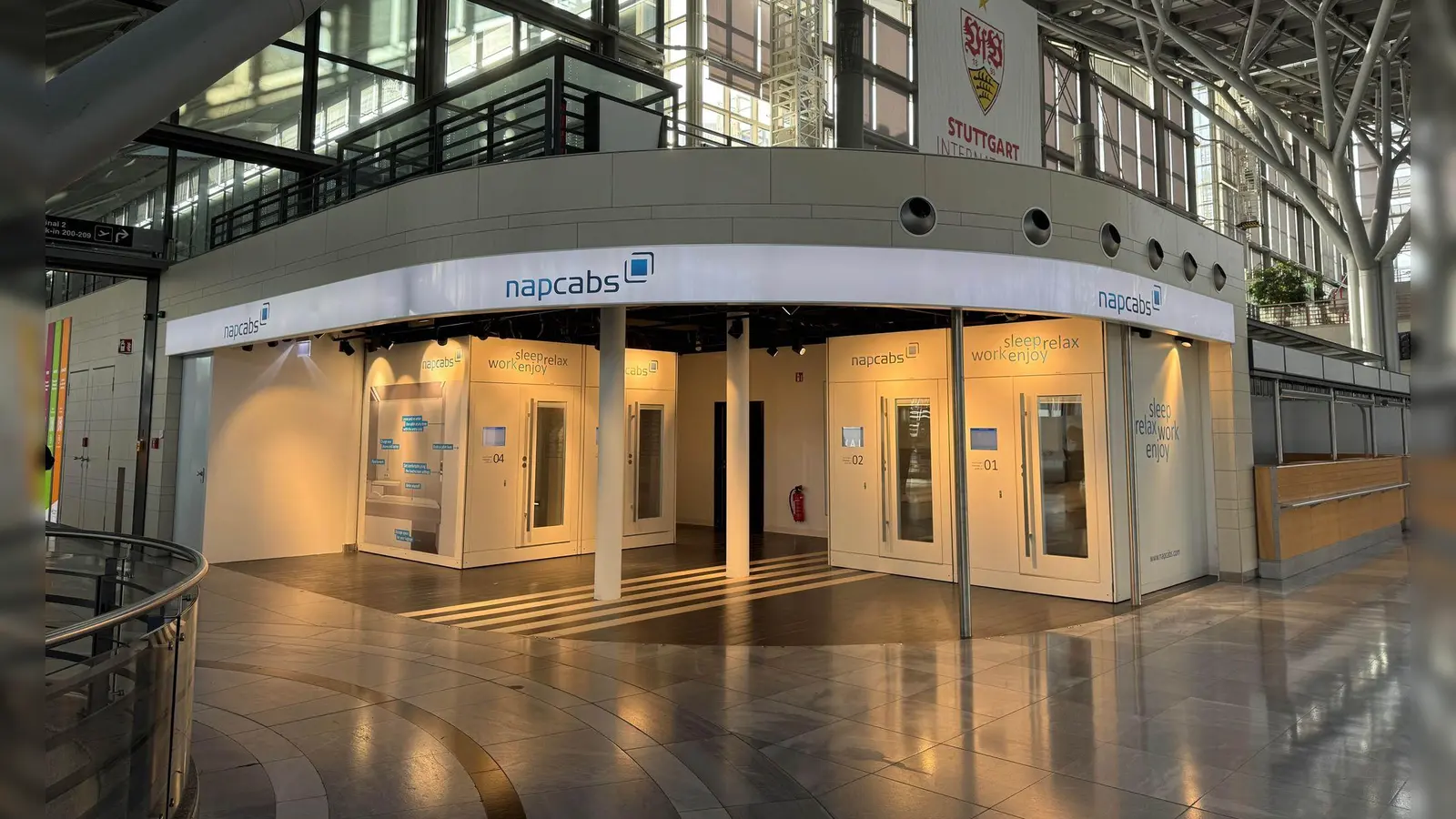 Nickerchen auf wenigen Quadratmetern: In Terminal 1 im Flughafen Stuttgart stehen nun vier Schlafkabinen für Reisende bereit. (Foto: Flughafen Stuttgart GmbH/dpa-tmn)