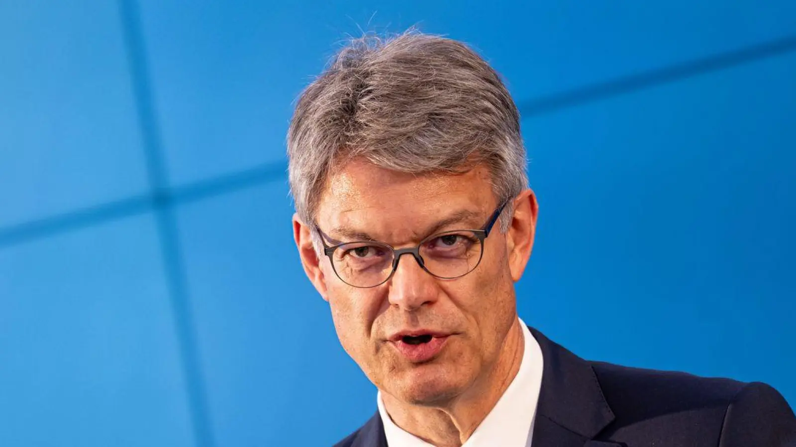 Bundesverkehrsminister Schnieder ist zuversichtlich, bald einen neuen Bahnchef beziehungsweise eine neue Bahnchefin präsentieren zu können. (Foto: Fabian Sommer/dpa)