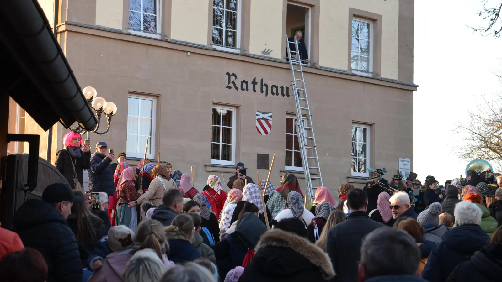 Noch ist Bürgermeister Oswald Czech der Chef im Rathaus. Doch die Druden haben für die Rathauserstürmung bereits die Leiter angelegt. (Foto: Daniel Ganzer)