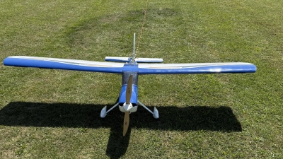 Start F-Schlepp: Ein motorgetriebenes Modell (im Bild) schleppt mit Hilfe eines langen Seiles einen reinen Segler. (Foto: Sylvia Fehlinger)