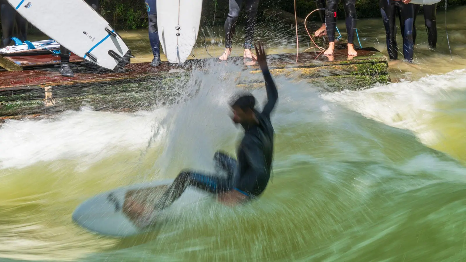Endlich wieder mit dem Brett auf die Eisbachwelle - darauf hoffen Surferinnen und Surfer in München. (Archivbild) (Foto: Peter Kneffel/dpa)