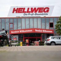 Die Baumarktkette Hellweg und die Tochtergesellschaft BayWa Bau- und Gartenmärkte hatten im Juni Insolvenz in Eigenverwaltung angemeldet. Laut Sanierungsgeschäfsführung werden viele Filialen wohl bleiben, nicht aber die Zentralen in Dortmund und Garching. (Archivbild) (Foto: Fabian Strauch/dpa)