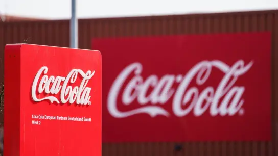 Die Coca-Cola-Belegschaft in Deutschland fordert mehr Geld unter anderem für Auszubildende. (Foto: Andreas Arnold/dpa)