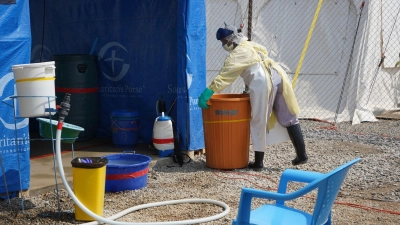 Ein Mitarbeiter des Gesundheitswesens in einem Ebola-Behandlungszentrum (Foto: Prosper Heri Ngorora/AP/dpa)