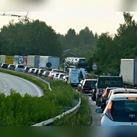 Stillstand auf der A 8 in Bayern: Bei hohem Verkehrsaufkommen steigt das Risiko von Staus. (Foto: Uwe Lein/dpa)