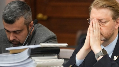 Die russische Anti-Kriegs-Partei mit ihrem Vorsitzenden Nikolai Rybakow will ihren Kampf um eine Teilnahme an der Parlamentswahl im September nicht aufgeben. (Foto: Pavel Bednyakov/AP/dpa)