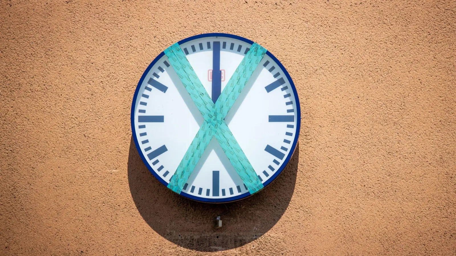 Viele Vollzeitbeschäftigte streben eine Reduzierung ihrer Arbeitszeit an: Über die Hälfte würde lieber in Teilzeit arbeiten, wenn es möglich wäre. (Foto: Jens Büttner/dpa/dpa-tmn)