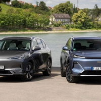 Neues aus China: Hersteller Geely versucht es nun unter eigenem Nahmen mit dem E5 (l) und dem Starray. (Foto: weigl.biz/Geely/dpa-tmn)