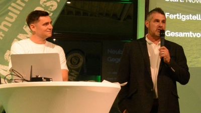 Ernst Muser (rechts) stellte die Baupläne vor. Links der Sportliche Leiter der SpVgg Christoph Hasselmeier. (Foto: Alexander Keck)