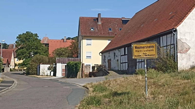 Die Ortsdurchfahrt Weimersheim wird erneuert und das Ortsschild vor das erste Grundstück versetzt. (Foto: Alexander Rausch)