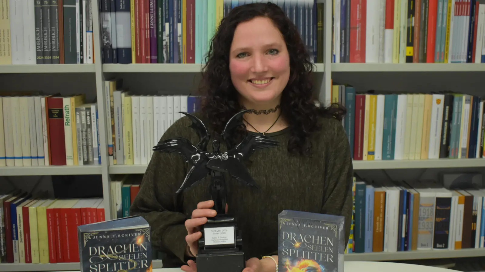 Christiane Osterlänger schrieb unter ihrem Pseudonym Jenna T. Scriver bereits eine zweiteilige Roman-Serie aus dem Genre der dystopischen Fantasy. Dabei werden oft postapokalyptische Settings mit magischen Elementen und übernatürlichen Bedrohungen verbunden. Stolz ist sie auf den gewonnenen Buch-Preis, den „Seraph”. (Foto: Ute Niephaus )