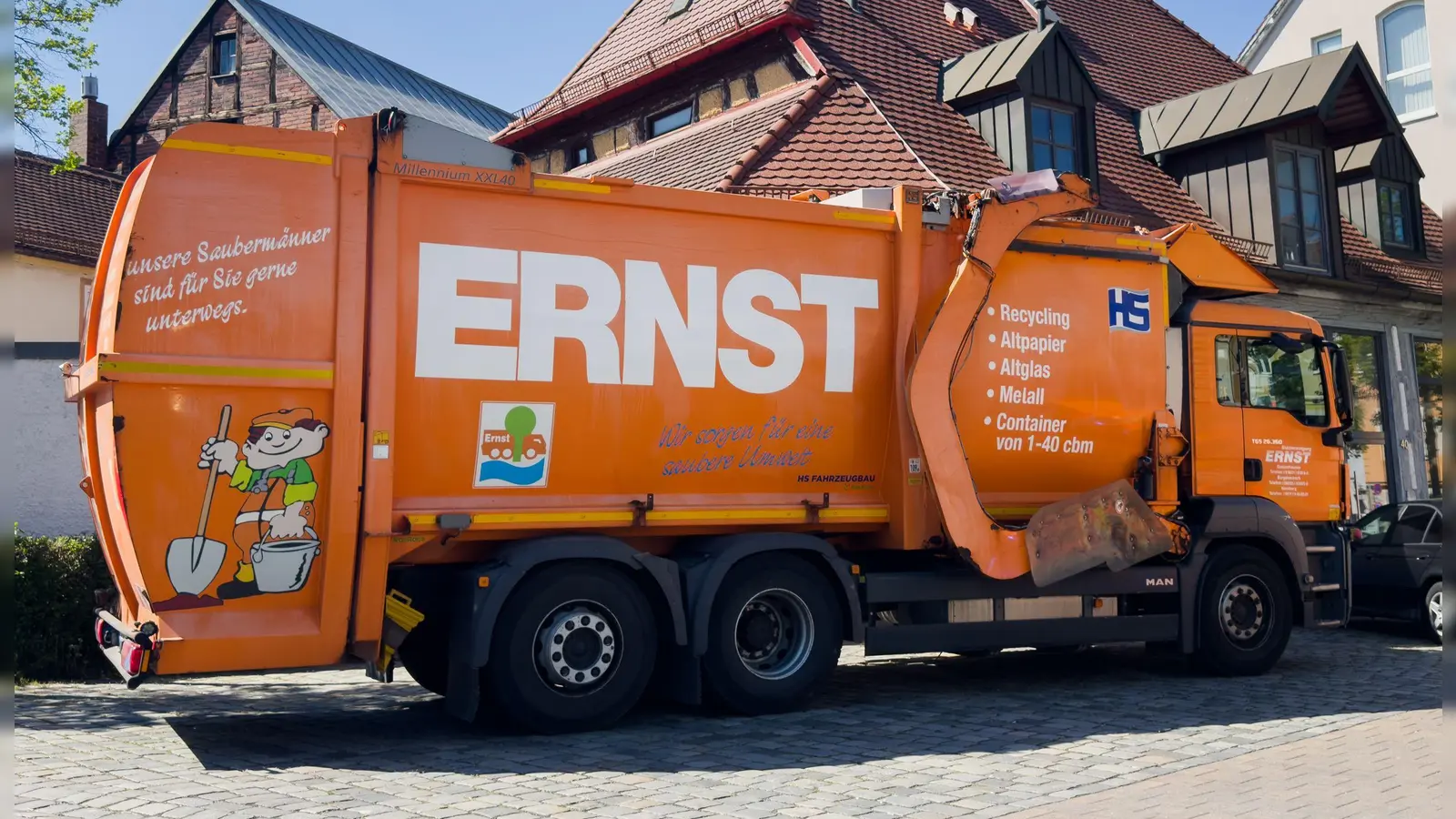 Ein Mülllaster blieb nahe der Maximilianstraße an einer Unterführung hängen. Dabei wurde der Greifarm beschädigt. (Foto: Evi Lemberger)