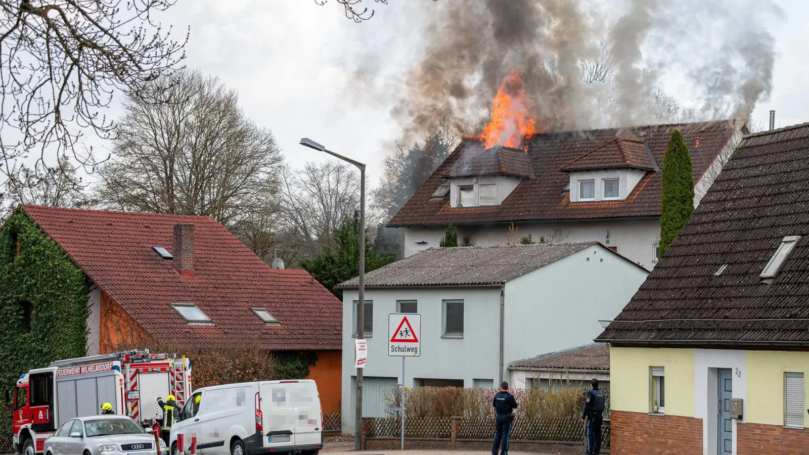 Der Dachstuhl einer Hälfte eines Doppelhauses steht in Flammen. Die Feuerwehrleute konnten ein Übergreifen auf die zweite Hälfte verhindern.  (Foto: Mirko Fryska)